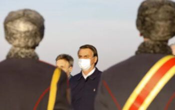 Viagem à Rússia - De máscara, Bolsonaro chega a Moscou e verá Putin amanhã