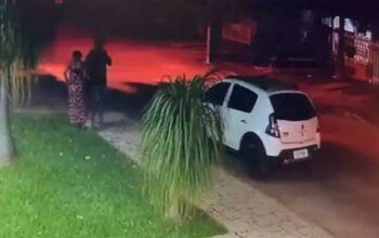 Vídeo: personal flagra esposa fazendo sexo dentro do carro do casal com morador de rua