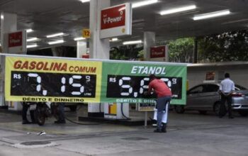 Antes de reajuste, gasolina passa de R$ 7 e postos têm filas; vídeo