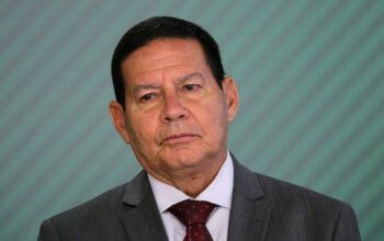 Aos gritos de “Fora Bolsonaro”, Mourão sai enxotado da posse de Boric no Chile