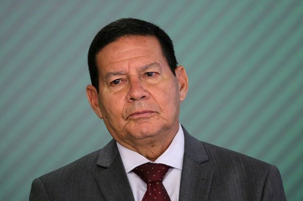 Aos gritos de “Fora Bolsonaro”, Mourão sai enxotado da posse de Boric no Chile
