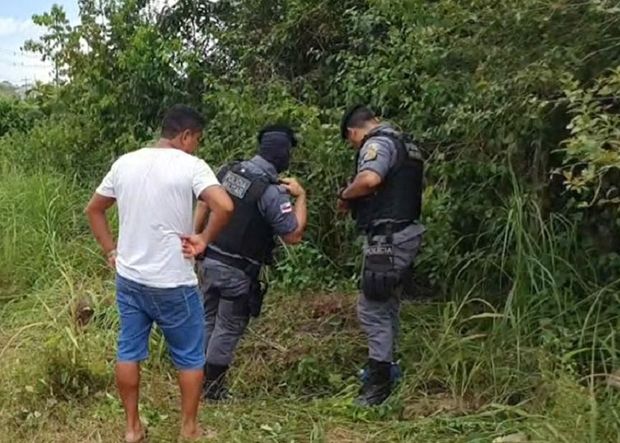 Bizarro - corpo de bebê é encontrado sendo devorado por animais em lixeira em Itacoatiara