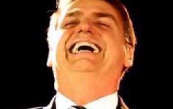 Bolsonaro outorga medalha do Ministério da Justiça a si mesmo