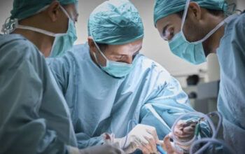 Com dois pênis, menino de 7 anos faz cirurgia para tirar um dos órgãos