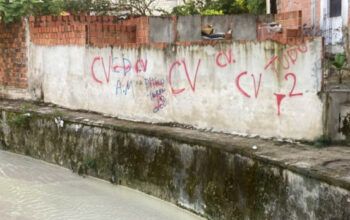 Corpo com cabeça arrancada é encontrado em com marcas do Comando Vermelho (CV)