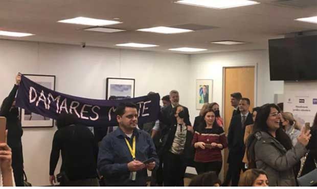Damares é alvo de escracho durante evento nos EUA: 'mentirosa e genocida'