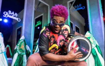 "É pra dar adeus ao Festival de Parintins"? indaga o artista carioca Ivo Meirelles