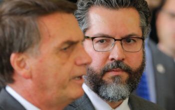 Ernesto Araújo acusa Bolsonaro de espalhar 'desinformação russa'