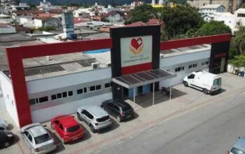 Mãe é presa suspeita de arremessar bebê contra o chão e pisoteá-la