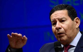 Mourão confronta Bolsonaro  e defende presidente da Petrobrás