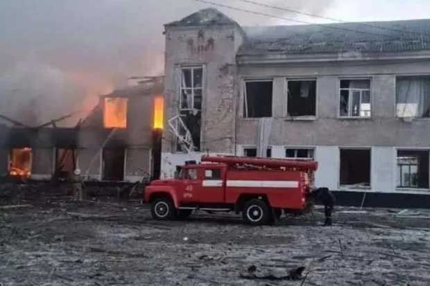 Ucrânia: ataque com míssil atinge escola, mata 21 pessoas e fere 25