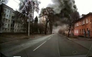 Vídeo: ataque russo incendeia casas em Chernihiv, diz TV ucraniana