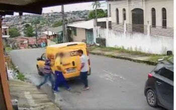 Vídeo: criminosos rendem funcionário dos Correios e roubam encomendas em Manaus