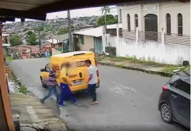 Vídeo: criminosos rendem funcionário dos Correios e roubam encomendas em Manaus
