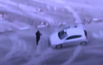 Vídeo: soldados russos atiram contra civil com as mãos para o alto