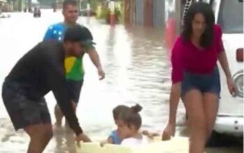 Morador tira filhos da chuva em caixa de isopor em Belford Roxo
