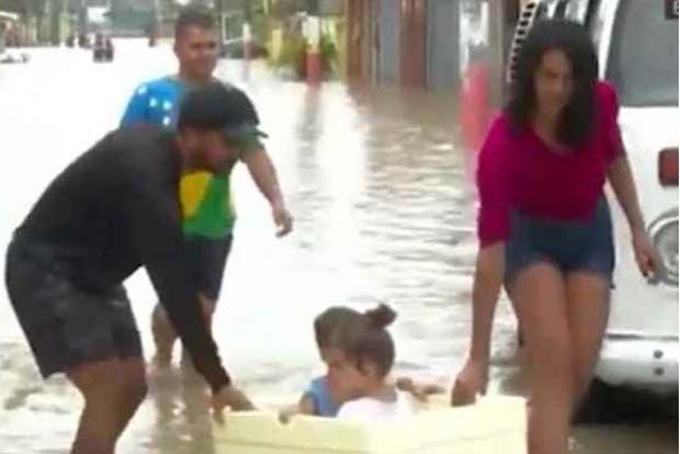 Morador tira filhos da chuva em caixa de isopor em Belford Roxo