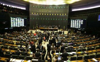 Ao menos 125 deputados trocaram de partido na janela