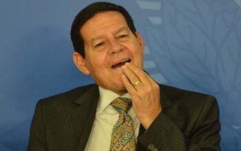 Após ironizar áudios, Mourão chama ditadura de “revolução democrática”