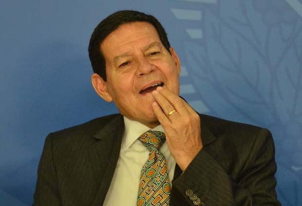 Após ironizar áudios, Mourão chama ditadura de “revolução democrática”