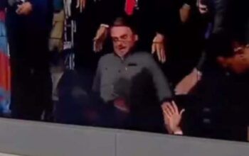 Bolsonaro escorrega e cai após discursar em ato em Brasília (vídeo)