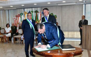 Em posse de novo ministro da Defesa, Bolsonaro “convida” militares para golpe