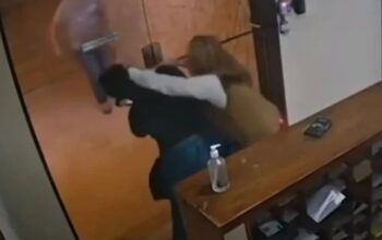 Moradora de prédio de luxo agride cozinheira: “Negra esquisita”. Vídeo