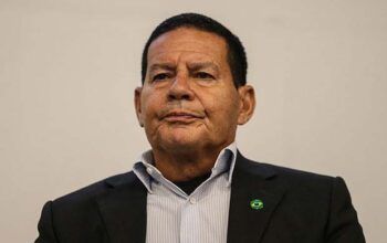 Mourão critica PSB por hino socialista em congresso e é desmentido pelo partido