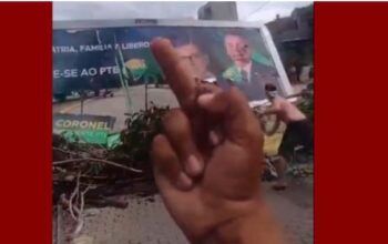 VÍDEO: Outdoor de Bolsonaro é destruído em Pernambuco