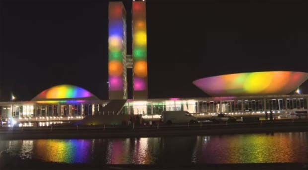 Congresso Nacional ganha cores da bandeira LGBTQIA+