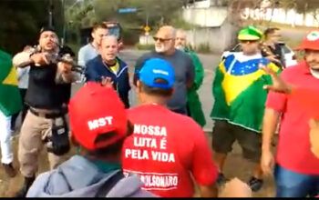 Policial aponta arma para militantes de esquerda em Juiz de Fora antes da chegada de Lula (vídeo)