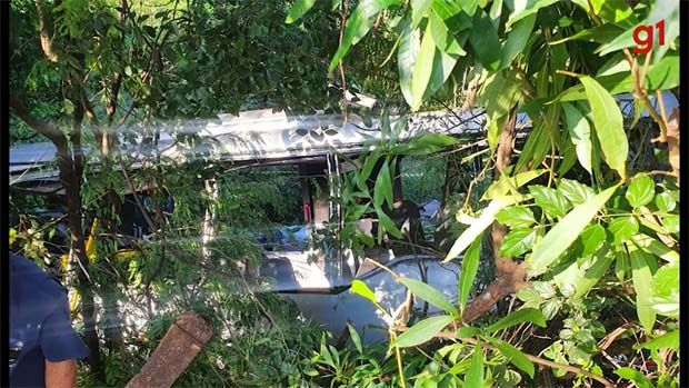 Acidente com ônibus deixa 7 mortos e 13 feridos no Paraná