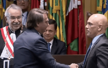 Após acionar STF contra Moraes, Bolsonaro cumprimenta ministro em evento