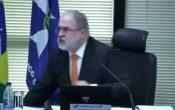 Aras é contido por segurança em briga com procurador durante sessão na PGR (vídeo)