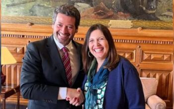 Bia Kicis se reúne com político de Portugal xenófobo