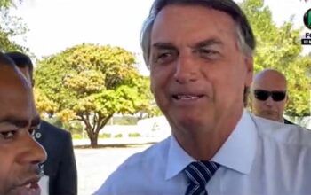 Bolsonaro comete mais uma vez crime de racismo e diz que negro é pesado em arrobas (vídeo)