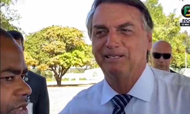 Bolsonaro comete mais uma vez crime de racismo e diz que negro é pesado em arrobas (vídeo)