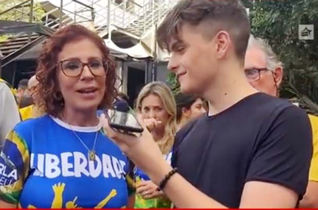 Carla Zambelli é "jantada" por jovem na Paulista (vídeo)