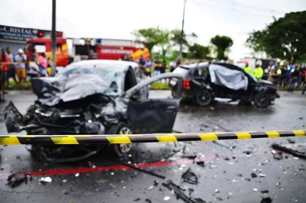 Casal morre em acidente de trânsito neste domingo; quatro ficam