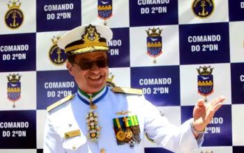 Comandante da Marinha leva esposa e convidados para Toscana em voo da FAB