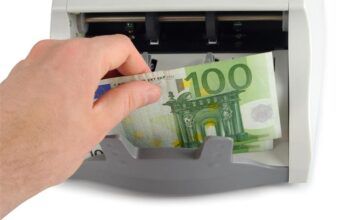 Dólar tem forte queda e fecha abaixo de R$ 5 nesta terça-feira