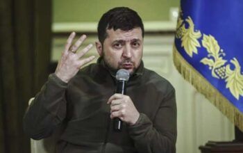 Em Davos, Zelensky pede “sanções máximas” contra a Rússia