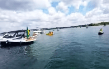 Flopou: 'Lanchaciata' em apoio a Bolsonaro reúne poucas embarcações