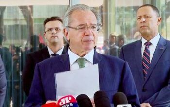 Guedes bate boca com sindicalista durante entrevista em Brasília