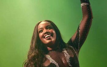 Iza dança aos gritos de ‘Ei Bolsonaro, vai tomar no c*’ em show