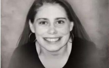 Mulher é encontrada 'derretida' em sofá; pais são suspeitos de deixá-la para morrer