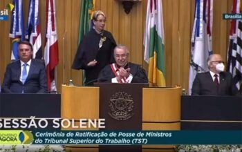 VÍDEO: Bolsonaro assiste de cara fechada Moraes ser aplaudido no TST
