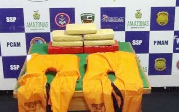 Em Coari seis tabletes de cocaína são encontrados e apreendidos em coletes salva-vidas