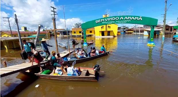 Anamã fica totalmente inundada; na cidade só é possível andar de barco