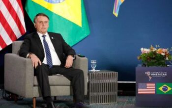 Bolsonaro critica proposta de desarmamento nos EUA: “Coisa esquisita”